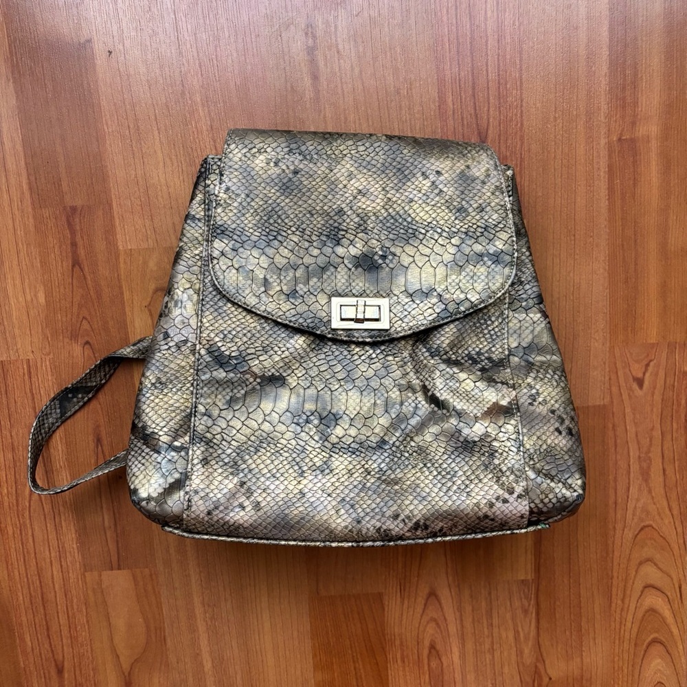Women’s Chic Snakeskin Pattern Backpack - image 1